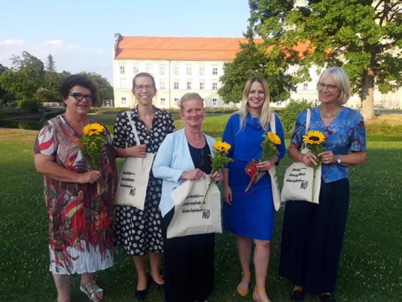 Auf der Mitgliederversammlung des Vereins Frauen helfen Frauen Fürstenfeldbruck wurden im Juli neue Vorstandsfrauen gewählt. Zuvor wurde der alte Vorstand gebührend verabschiedet.