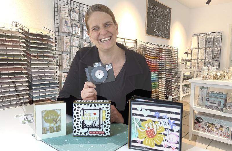 „Die Idee kommt aus Amerika und nennt sich tatsächlich Scrapbooking Store“, erzählt Alexandra Würden. Auch wenn sie noch keine passende Übersetzung im Deutschen gefunden habe, die Grundidee sei weit mehr, als nur mit Schere, Leim, alten Büchern und Fotos sowie Papier und Pappe ausgefallene Karten, Geschenke-Boxen und Verpackungen herzustellen. 