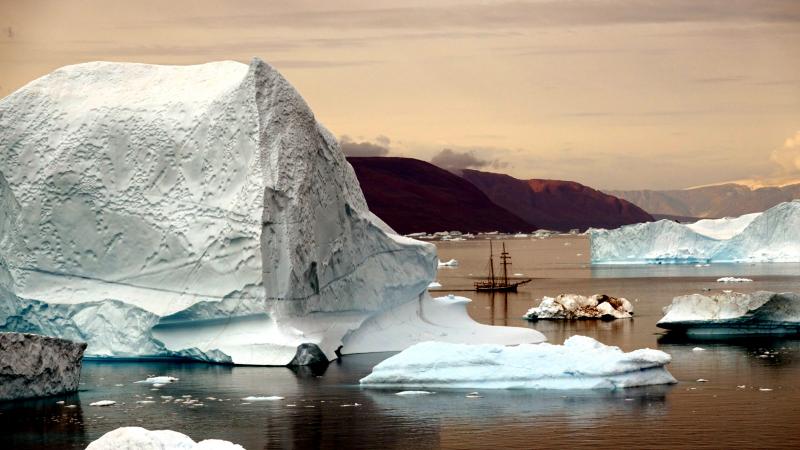 Bereits seit vielen Jahren bereist Dieter Rösch Grönland. Er dokumentiert die Fahrten mit der Kamera und bereitet die Photos für seine Vorträge auf. Diese Reise führt ihn nach Ostgrönland, in den Scoresby-Sund. Er reist mit dem Segelschiff.