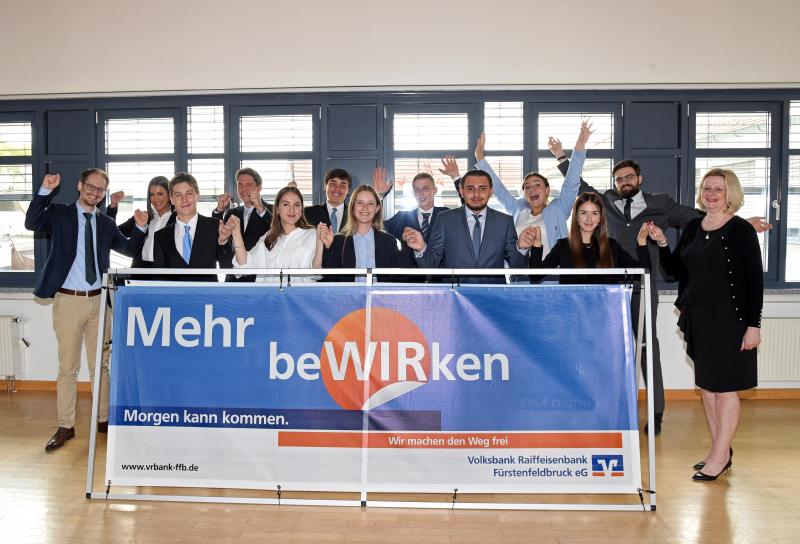 Elf neue Auszubildende haben Ihre Ausbildung zur Bankkauffrau/ zum Bankkaufmann und zur Kauffrau für Versicherungen in der Volksbank Raiffeisenbank Fürstenfeldbruck eG am 1. September 2022 begonnen. 