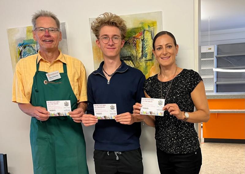 Hans- Joachim Schletter (Leitung Tafel FFB), Vinzenz Stark (Abiturient) und Martina Fink (Hans-Kiener-Stiftung).