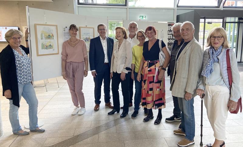 Eine Ausstellung im Rahmen der bayerischen Demenz-Wochen unter dem Motto „Demensch“ wurde bereits im Rathaus-Foyer der Gemeinde Gilching eröffnet. Gezeigt werden Karikaturen von Peter Gaymann, der Einblicke in realistische Szenen gibt, sie jedoch mit einer Portion Humor unterlegt. Die Ausstellung ist noch bis Ende September zu den üblichen Öffnungszeiten im Rathaus zu sehen. 