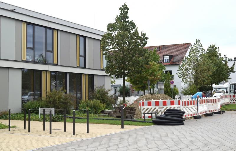 Am Donnerstag wurde auf dem Parkplatz vor dem Rathaus mit dem Bau von zwei Tanksäulen mit je zwei Ladestationen für E-Autos begonnen. 