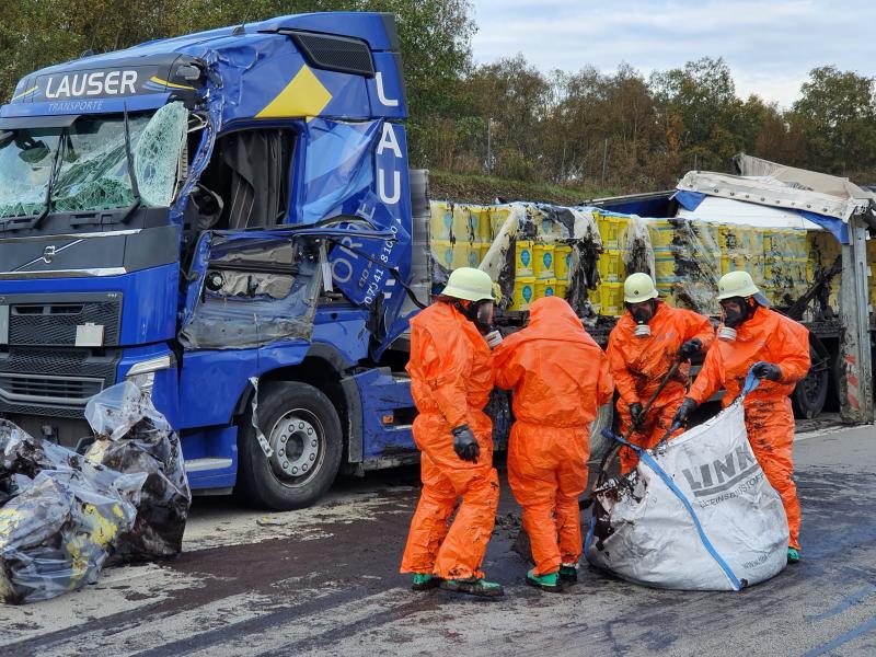 Heute Morgen kam es gegen 06:45 Uhr zu einem Verkehrsunfall mit einem Gefahrgut-LKW auf der A8 kurz vor der Überleitung auf die Eschenrieder Spange.