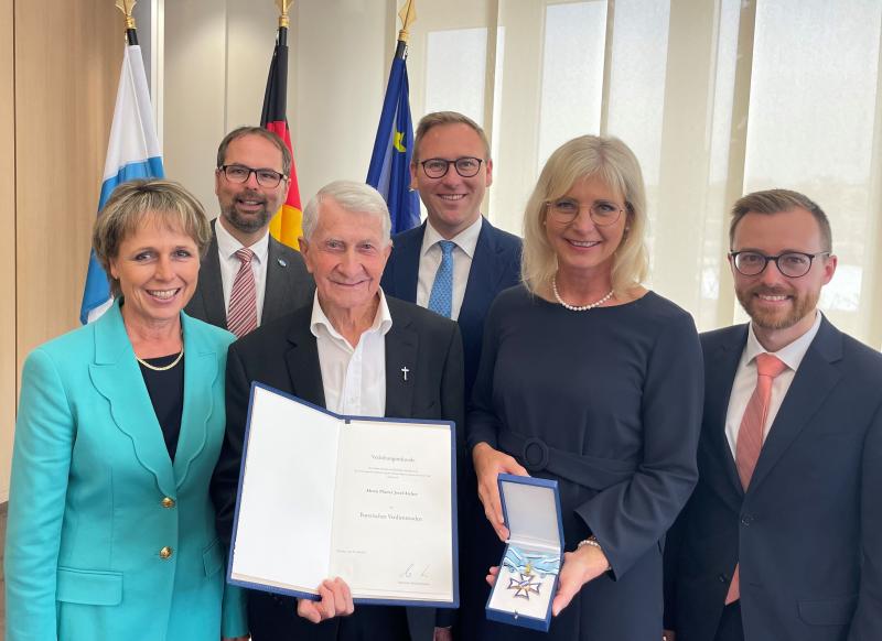  Pfarrer Josef Aicher hat heute aus den Händen der Bayerischen Staatsministerin für Familie, Arbeit und Soziales Ulrike Scharf den Bayerischen Verdienstorden verliehen bekommen. 