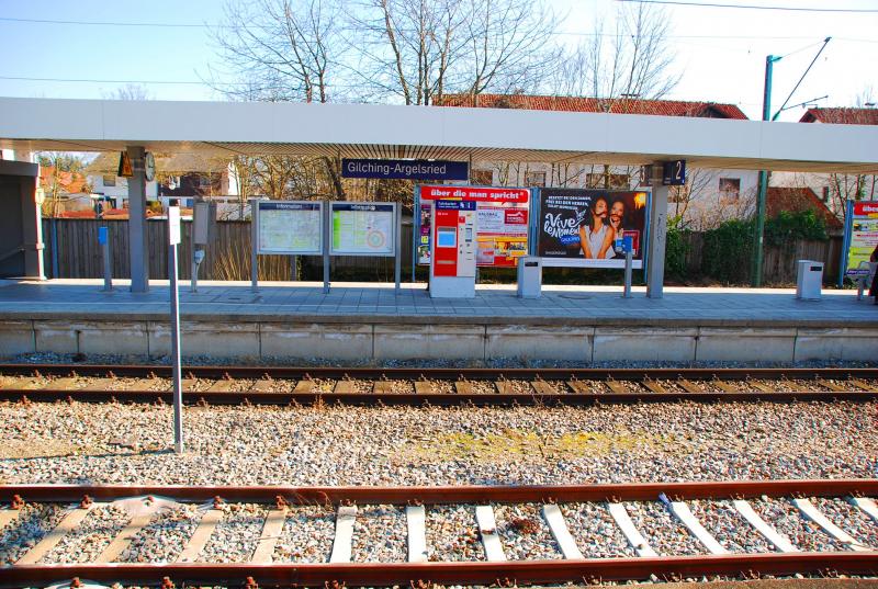 In der Nacht von Mittwoch auf Donnerstag leistete ein 19- Jähriger Widerstand gegen Polizisten am Bahnhof Gilching, nachdem er zuvor in einer S8 Reisende schlug. 