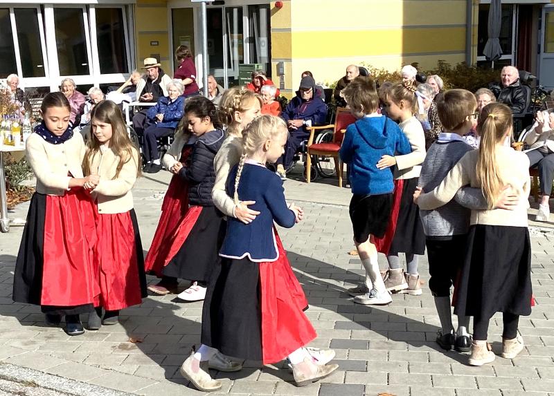 Die Neugierde war groß. Doch auf was genau die rund 30 Bewohner des Seniorenzentrums Pichlmayr warteten, die von den Pflegern größtenteils im Rollstuhl vors Haus geschoben wurden, war einigen nicht bewusst. „Was für ein Umzug. Ziehen wir um?“, fragte Katharina ungläubig. Nein, vielmehr wurde den Bewohnern bei sommerlichen Temperaturen Kultur frei Haus geliefert.