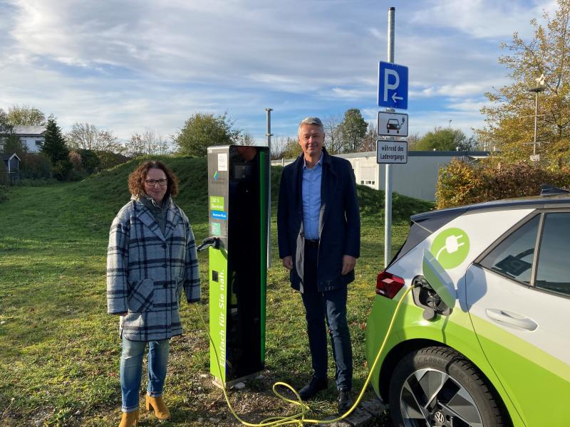 In Kooperation mit den Stadtwerken Fürstenfeldbruck hat die Gemeinde Landsberied die erste Elektroladesäule im Ort installiert. Am 7. November nahmen Andrea Schweitzer, Bürgermeisterin von Landsberied und Stadtwerke Geschäftsführer Jan Hoppenstedt diese in Betrieb. 