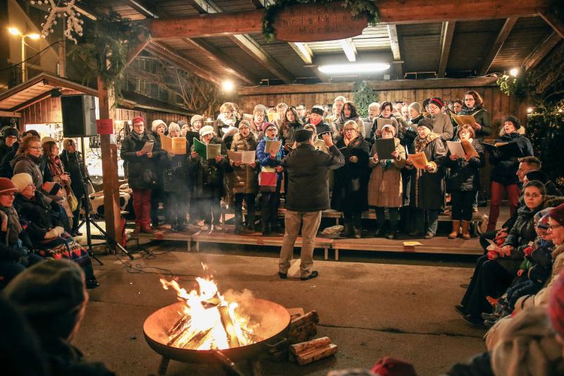 Der Christkindlmarkt rückt näher, die Buden stehen schon und werden noch geschmückt und bestückt - denn es dauert nicht mehr lange und dann geht es los. Ab 25. November präsentieren an den vier Adventswochenenden jeweils von Freitag bis Sonntag, 13 bis 20 Uhr, Aussteller und Kunsthandwerker unter anderem Christbaumschmuck, Dekorationen und Geschenkideen. 