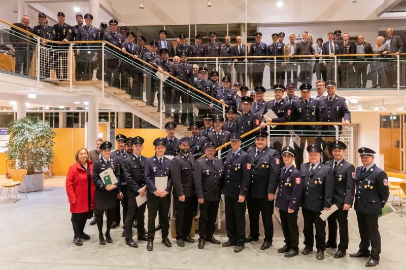 Bei einer Verleihung im Landratsamt überreichte Landrat Stefan Frey am heutigen Abend an 40 Mitglieder der Freiwilligen Feuerwehren und vier Mitglieder des BRK die Ehrenzeichen für 25, 40 und 50 Jahre ehrenamtliches Engagement.