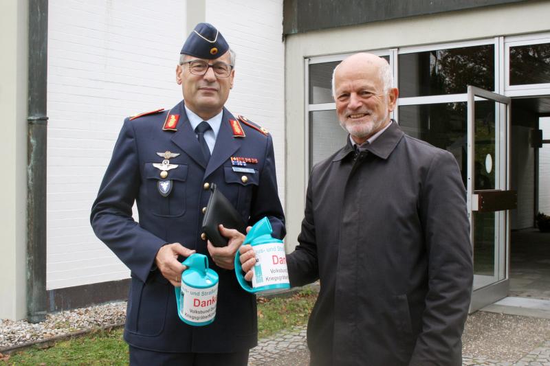 Soldatinnen und Soldaten des Fliegerhorstes und Vertreter der Stadt Fürstenfeld-bruck waren auch im Jahr 2022 wieder für den Volksbund Deutsche Kriegsgräberfürsorge unterwegs. 