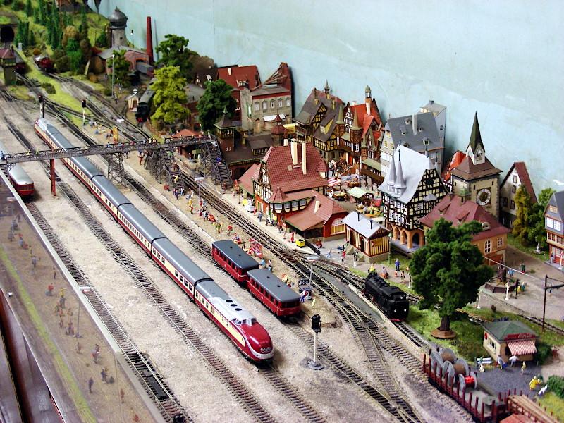An den Adventsonntagen finden jeweils von 10 bis 12 Uhr in dem Normalspurwagen 1 des Feldbahnmuseums am Bahnhof Fürstenfeldbruck die traditionelle Advent-Modelleisenbahnvorführungen statt. 