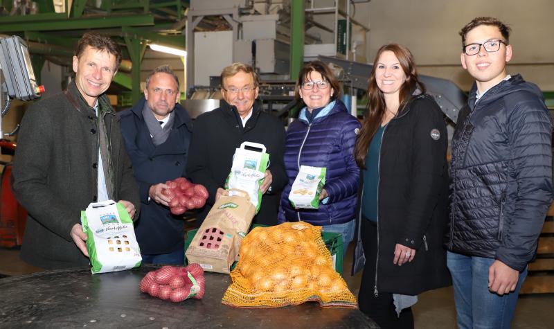 Vor seinem Auftritt beim Kreisbauerntag hat Bayerns Umwelt- und Verbraucherschutzminister Thorsten Glauber gemeinsam mit dem Stimmkreisabgeordneten Hans Friedl den Hatzlhof in Esting besucht. 