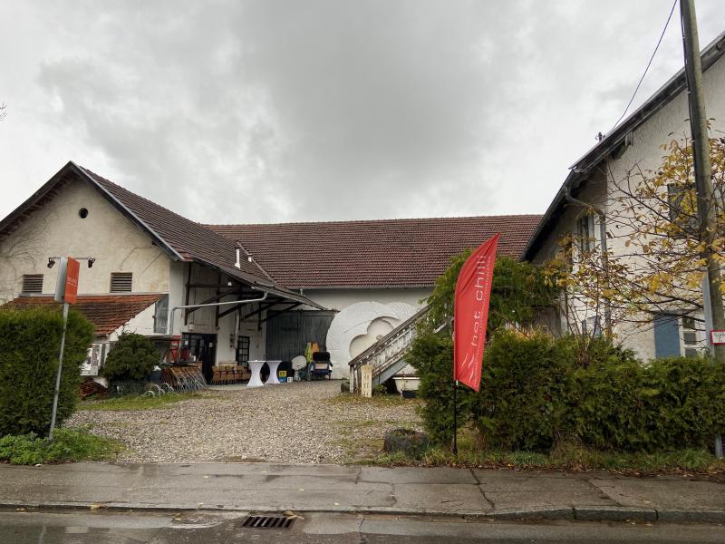 Die Tage des Bauernbäck im Gilchinger Altdorf sind gezählt. Der ehemalige landwirtschaftlich geprägte Hof soll abgerissen und durch einen Neubau mit Wohnungen und Café ersetzt werden.