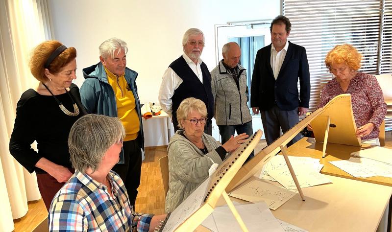 – „Das wollten wir uns wirklich einmal anschauen“, sagt Hanka Schmitt-Luginger, Vorsitzende des Seniorenbeirats in Gilching. „Ein Instrument, das man ohne Noten und ohne Vorkenntnisse spielen kann, wo gibt’s den so etwas?“ Ja, so etwas gibt es. Die so genannte „Veeh-Harfe“, deren Entwickler Hermann Veeh insbesondere ältere wie auch Menschen mit Handicap im Fokus hatte. 