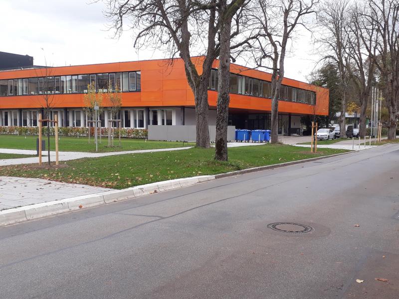 - Auf Anregung des Vorsitzenden der Bund Naturschutz Ortsgruppe Fürstenfeldbruck und Emmering wurden in der Brucker Bahnhofstraße im Bereich der Schulen von der Stadtgärtnerei drei Bäume nachgepflanzt.