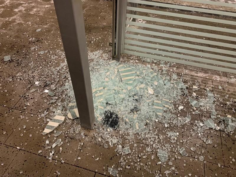 Immer wieder sucht die Bundespolizei nach Vandalen, die mutwillig Wartehäuschen an S-Bahnhaltepunkten entglasen. Dank eines Reisenden konnte nun ein Vorfall vom späten Samstagabend (10. Dezember) schnell geklärt werden.