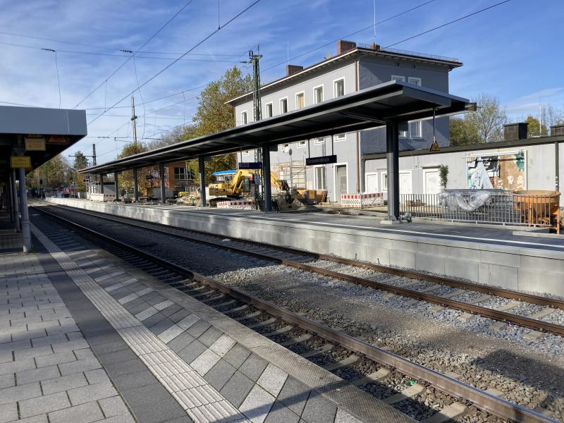 Nach Fertigstellung des modernisierten Bahnsteigs am Gleis 1 in Fürstenfeldbruck halten ab dem Fahrplanwechsel im Dezember 2022 alle Züge der Linie RB 74 München – Buchloe in der Kreisstadt.