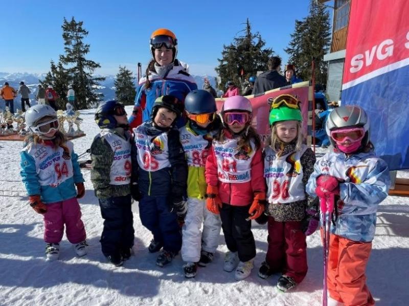 Coach Elena Nusser mit Talentkids in Westendorf.