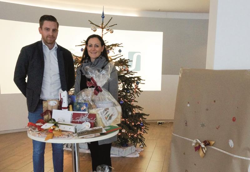 Geschenkübergabe durch Florian Streifeneder von der Streifeneder Unternehmensgruppe.