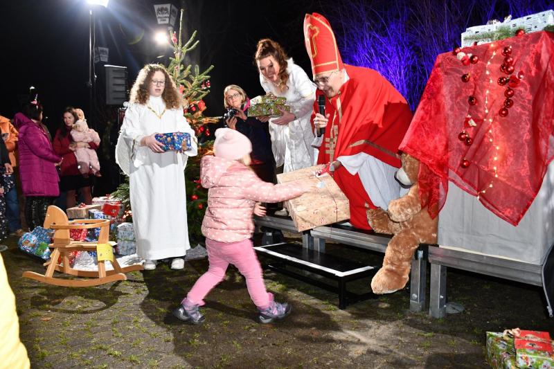Am 25.12.2022 veranstaltete die Corona-Nachbarschaftshilfe Fürstenfeldbruck ein großes Weihnachtsfest für ukrainische Kinder und Jugendliche sowie deren Angehörige in der Hasenheide. 
