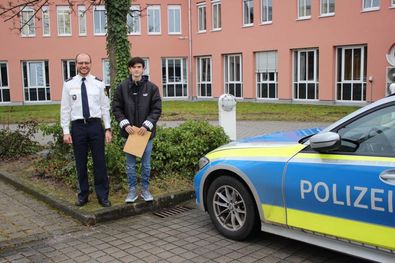Bereits am 07.11.2022 ereignete sich in Fürstenfeldbruck in der Buchenau ein Verkehrsunfall, bei dem sich der 69-jährgige Verursacher zunächst unerlaubt entfernte. Der Verkehrsunfall selbst konnte durch den 15-Jährigen Leon beobachtet werden, der anschließend die Verständigung der Polizei veranlasste.