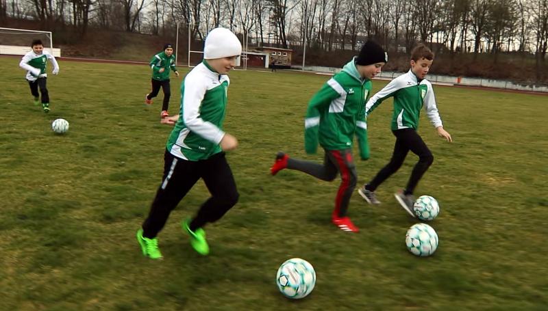 Seit 2020 ist der Gröbenzeller Fairtrade Ball - in einer leicht an die Vereinsfarben  angepassten Farbvariante - offizieller Spielball beim FC Grün-Weiß Gröbenzell. Jetzt ist mit vielen Spielern und Spielerinnen des FC Grün-Weiß hierzu ein Musikvi-deo veröffentlicht worden. 