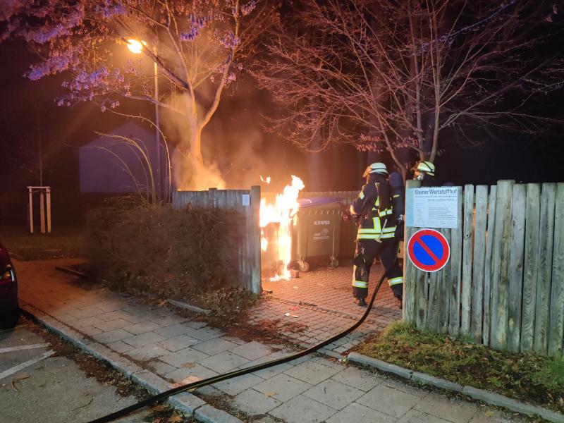 Zu insgesamt sechs Einsätzen wurden die Einsatzkräfte der FF Olching in der Silvesternacht 2022/2023 gerufen. Die erste Alarmierung durch die ILS Fürstenfeldbruck ging um 00:16 Uhr ein, in der Münchner Straße war eine Hecke in Brand geraten. 