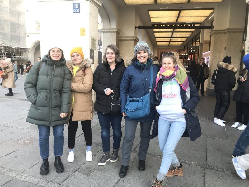 Unter dem Motto „Steh auf für die Freiheit“ nahmen haupt- und ehrenamtliche Mitarbeiterinnen des Vereins „Frauen helfen Frauen Fürstenfeldbruck e. V.“ am Valentinstag am diesjährigen Tanz-Flashmob teil. Vorher wurde gemeinsam fleißig geübt. Um 17.00 Uhr ging es dann los am Karlsplatz-Stachus in München. Für die anderen Passanten scheinbar spontan fingen die Demonstrierenden an, auf ein Zeichen zu tanzen und ihre Forderungen kund zu tun. 