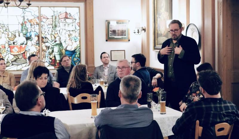 Zum Wirtschaftsdialog, zu dem der Brucker Kreis- und Stadtrat Andreas Lohde zusammen mit der Bundestagsabgeordneten Katrin Staffler, beide CSU, eingeladen hatte, kamen gut 60 Unternehmer und Interessierte in das Hotel Post.