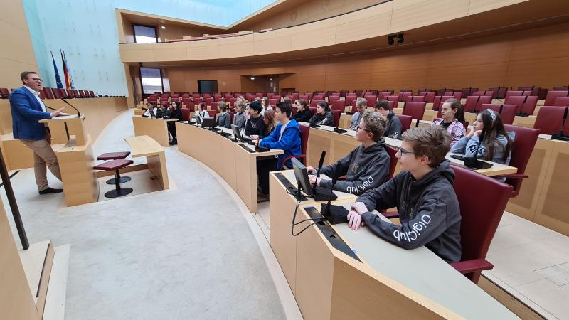 Benjamin Miskowitsch erzählt den Jugendlichen vom Arbeitsalltag im Landtag.Benjamin Miskowitsch erzählt den Jugendlichen vom Arbeitsalltag im Landtag.