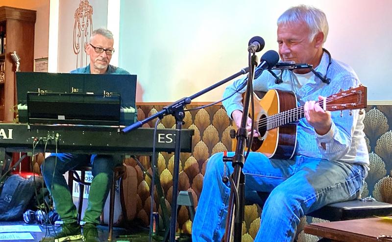 „Endlich klappt es“, freut sich Claus Angerbauer. Wenn nichts mehr dazwischenkommt, werden der Weßlinger Bluesbarde ein seit Jahren geplantes Konzert im Trio mit seinem Bassisten Jürgen Reuter sowie dem kongenialen Klaus Reichhardt am Piano am kommenden Dienstag, 21. März, im Gilchinger KultCafe nachholen. 