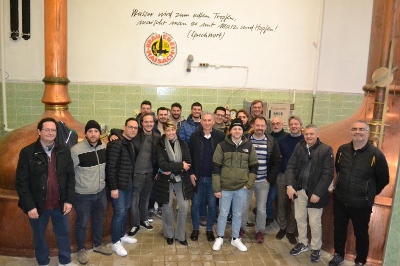 Rund 20 angehende Biersommeliers aus Italien statteten im Rahmen ihrer Ausbildung in München der Brauerei Maisach einen Besuch ab. Beeindruckt waren die Besucher von den historischen und zum Teil noch in Betrieb befindlichen Anlagen sowie von der rein handwerklichen Produktion der hier gebrauten Biere. 