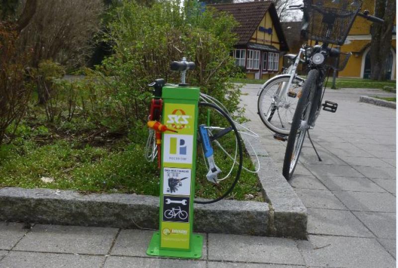 - Die drei Fahrrad-Reparaturstationen der Stadt Puchheim waren über den Winter im Bauhof eingelagert. Pünktlich zum Frühlingsanfang wurden die Stationen wieder an den gewohnten Stellen an der Bahnhof-Nord- und Südseite sowie an der Alten Bahnhofstraße in Puchheim-Ort aufgebaut.