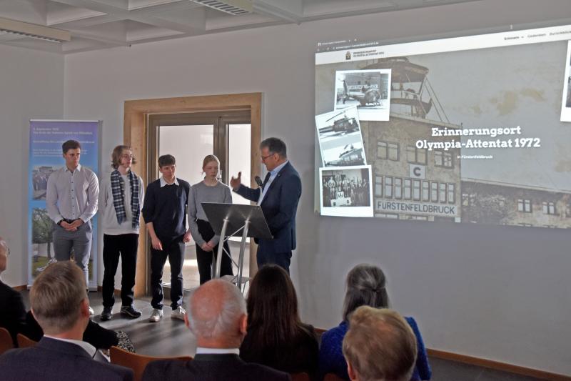 - Im September 2022 – anlässlich des 50. Jahrestages des Olympia-Attentats – hat der Landkreis Fürstenfeldbruck einen digitalen Erinnerungsort veröffentlicht. Mit einer multimedialen Website und einer Augmented Reality-App können ausführliche Informationen zu den Ereignissen vom 5. September 1972 seither jederzeit abgerufen werden.