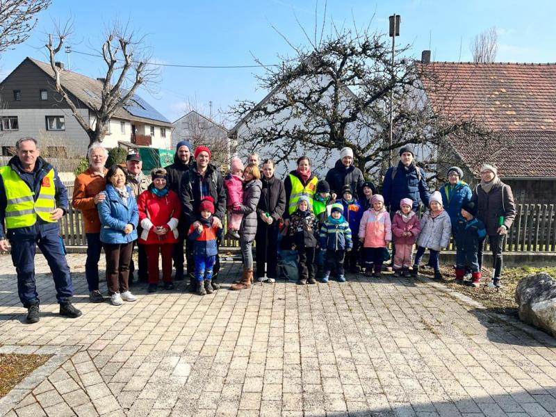 An ersten Samstag im März rief die Gemeinde zum großen Ramma Damma auf. Um 10 Uhr trafen sich an die 100 umweltbewusste Bürger und Bürgerinnen in Alling, Biburg und Holzhausen. Der Bauhof stattete die Sammelwütigen mit Müllsäcken, Müllgreifern und Warnwesten aus.