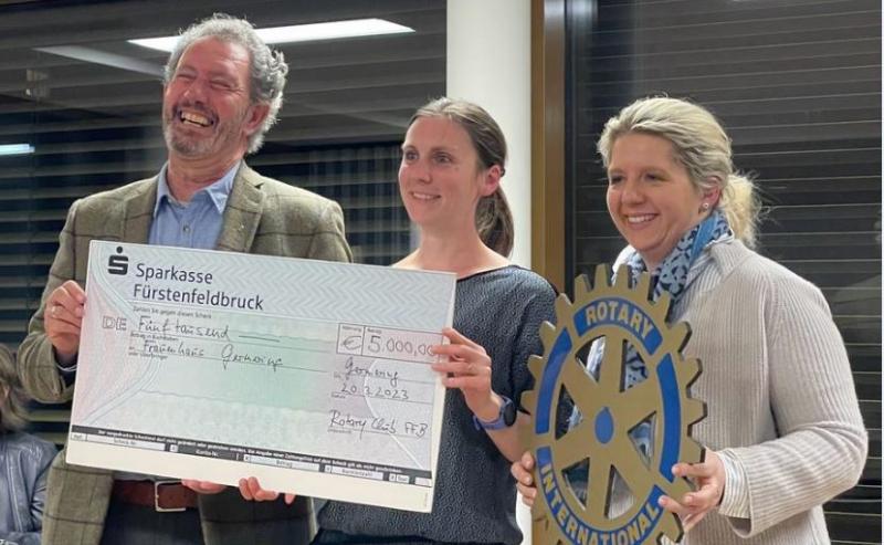 Anlässlich seines 50. Bestehens hat der Rotary Club Fürstenfeldbruck dem Frauenhaus in Germering einen Scheck über 5000 Euro überreicht. „Wir sind tief beeindruckt von der Arbeit, die hier vor Ort geschieht“, so der aktuelle Präsident Dr. Markus Ambrosy bei einem Besuch des Clubs im neu bezogenen Frauenhaus in Germering.