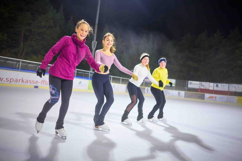 Am Sonntag, 12. März 2023 können Besucher letztmalig, zum Saisonende die Eisbahn  in der AmperOase nutzen. Ab Montag endet die reguläre Eislaufzeit und die Eisfläche wird abgetaut. 