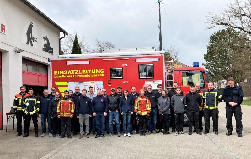 Ende März endete der vierte Lehrgang für Führungsassistenten für die Feuerwehren des Landkreises, an den Feuerwehrstandorten Gernlinden und Maisach. Die 21 Teilnehmer der Feuerwehren aus Adelshofen, Aich, Germering, Grafrath, Graßlfing, Puchheim-Bahnhof, Puchheim-Ort und Unterpfaffenhofen wurden dabei in Rechtsgrundlagen des Feuerwehr- und Katastrophenschutzrechts sowie in der praktischen Arbeit in einer Einsatzleitung geschult.