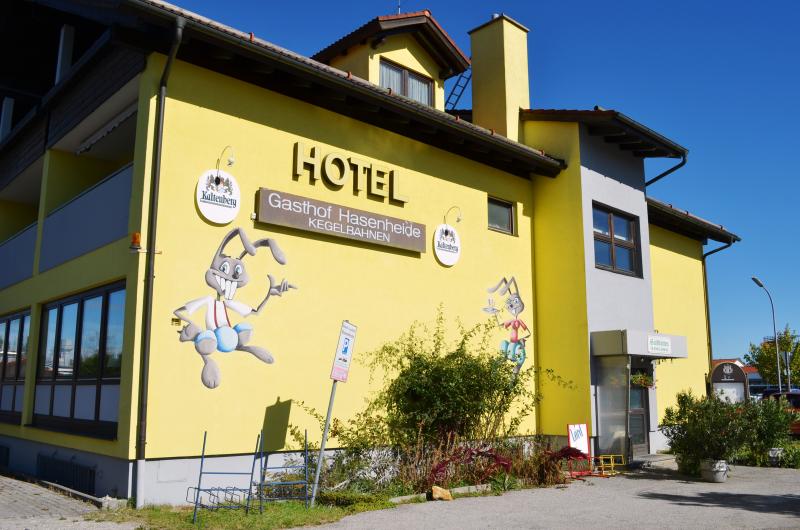 Die Stadt Fürstenfeldbruck betreibt im ehemaligen Hotel Hasenheide eine Unterkunft für obdachlose Menschen. Untergebracht sind dort derzeit vor allem Personen, die aus den Kriegsgebieten der Ukraine geflüchtet sind. Seit einem Jahr kümmert sich die CoronaNachbarschaftshilfe e.V. in Absprache mit der Stadt Fürstenfeldbruck um die Koordination im „Haus Hasenheide“ und Integrationsleistungen für die Bewohnerinnen und Bewohner. 