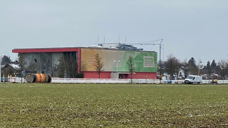 Obwohl Wohnungen dringend gebraucht werden und auch die DAV-Kletterhalle seit Jahren durch eine barrierefrei Boulder-Halle erweitert werden soll, zieht sich das Verfahren. Wie berichtet, legte ein Anwohner Beschwerde wegen der geplanten Skateranlage ein. Um dem Beschwerdeführer entgegen zu kommen, wurde der Bebauungsplan neu aufgestellt und auf die Skateranlage vorerst verzichtet.   