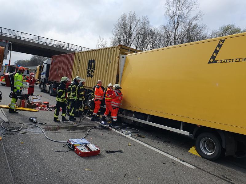 - Heute kam es gegen 09:45 Uhr auf der Autobahn A8 kurz vor der Überleitung zur Eschenrieder Spange in Fahrtrichtung München zu einem schweren Verkehrsunfall. Ein LKW war auf einen weiteren LKW aufgefahren, wobei sowohl Fahrer und auch Beifahrer des hinteren LKW eingeklemmt und schwer verletzt wurden.  