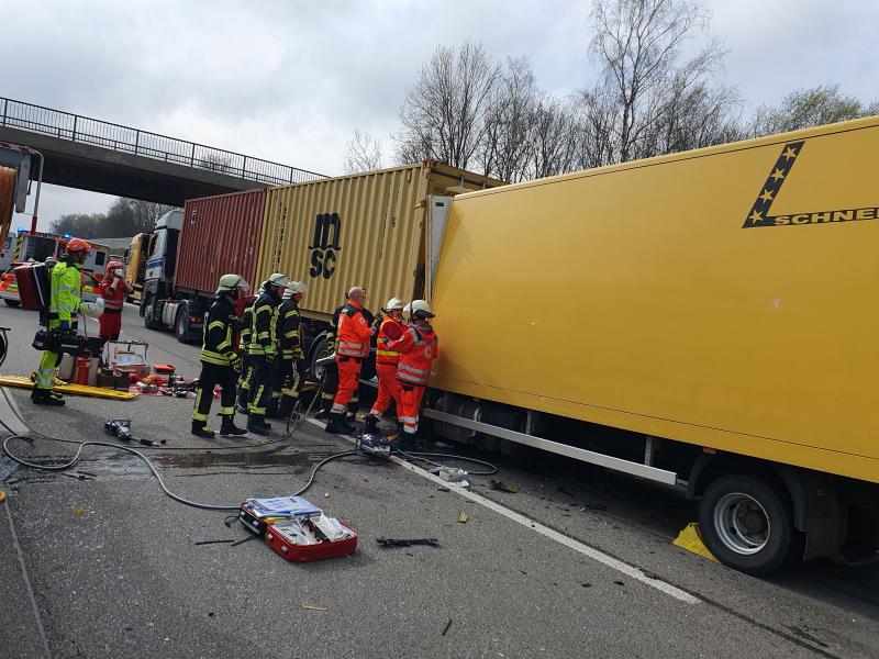 - Heute kam es gegen 09:45 Uhr auf der Autobahn A8 kurz vor der Überleitung zur Eschenrieder Spange in Fahrtrichtung München zu einem schweren Verkehrsunfall. Ein LKW war auf einen weiteren LKW aufgefahren, wobei sowohl Fahrer und auch Beifahrer des hinteren LKW eingeklemmt und schwer verletzt wurden.