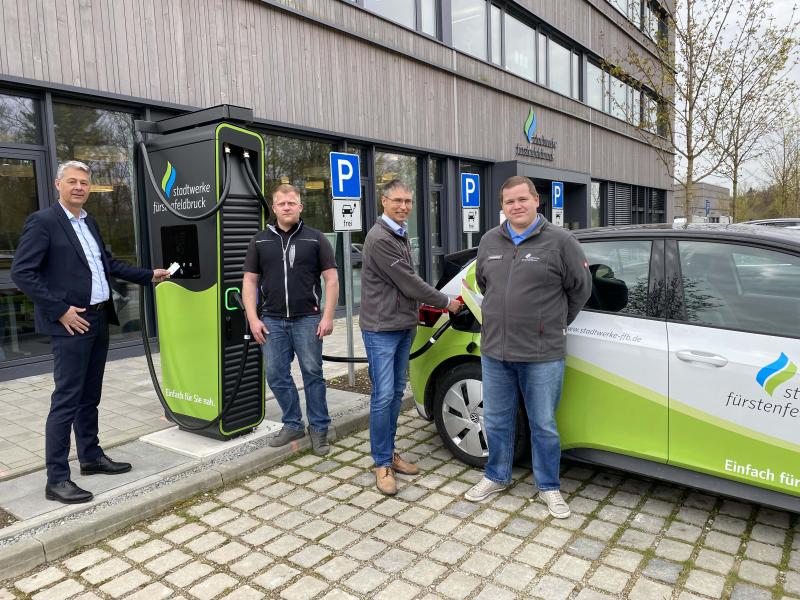 - Hierzu nehmen die Stadtwerke Fürstenfeldbruck die erste DC-Ladesäule in Betrieb. In kurzer Zeit die Batterien vom Elektrofahrzeug auf 80 Prozent laden – dies ist ab sofort an der DC-Ladesäule am Kundenparkplatz des Verwaltungsgebäudes der Brucker Stadtwerke in der Cerveteristraße möglich. 