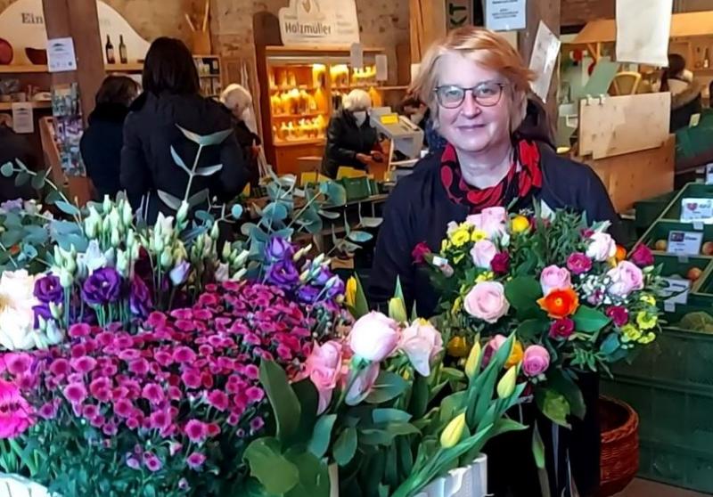  Fürstenfeldbruck – Viele Informationen rund um Blumen, Gemüsepflanzen und Kräuter gibt es im Rahmen der Dialogreihe „Verbraucher fragen – Erzeuger antworten“ auf dem Bauernmarkt. Die Firma 1A Blumen Beck ist seit vielen Jahren mit ihrem großen Angebot an Blumen, Floristik und Kräutern auf dem Bauernmarkt vertreten