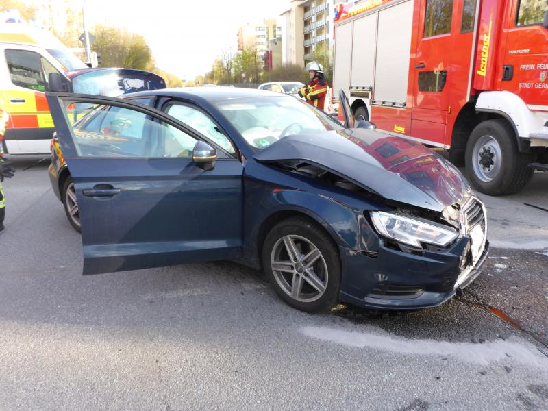 - Ein 63-jähriger Germeringer fuhr am Dienstagabend mit seinem silbernen Skoda Octavia auf der Hörwegstraße und wollte an der Kreuzung bei Grünlicht nach links in die Staatsstraße 2544 einbiegen. Ein 27 Jahre alter Audi-Fahrer kam ihm auf der Münchner Straße entgegen und wollte die Kreuzung geradeaus überqueren. 