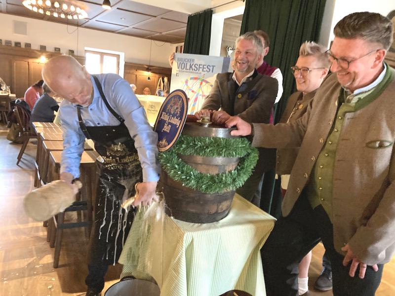 Der Frühling liegt in der Luft, das Festzelt ist aufgebaut und seit Wochen laufen die  Vorbereitungen: Das Brucker Volksfest steht vor der Tür. Vom 28. April bis 7. Mai lockt die  Kreisstadt Besucherinnen und Besucher von Jung bis Alt mit einem bunten Volksfestprogramm. 