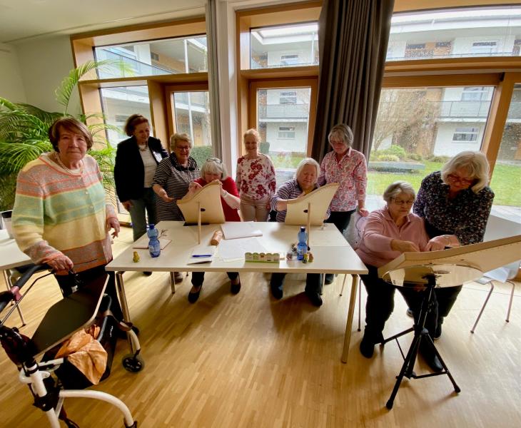  Gilching - Zu ihrem ersten Konzert lud das im letzten Jahr gegründete Veeh-Harfen-Ensemble der Musikschule Gilching am Freitag ins Café Andechs im Haus des Betreuten Wohnens ein. Initiiert wurde der musikalische Treff, zu dem rund 50 Gäste kamen, vom Senioren-Beirat. 