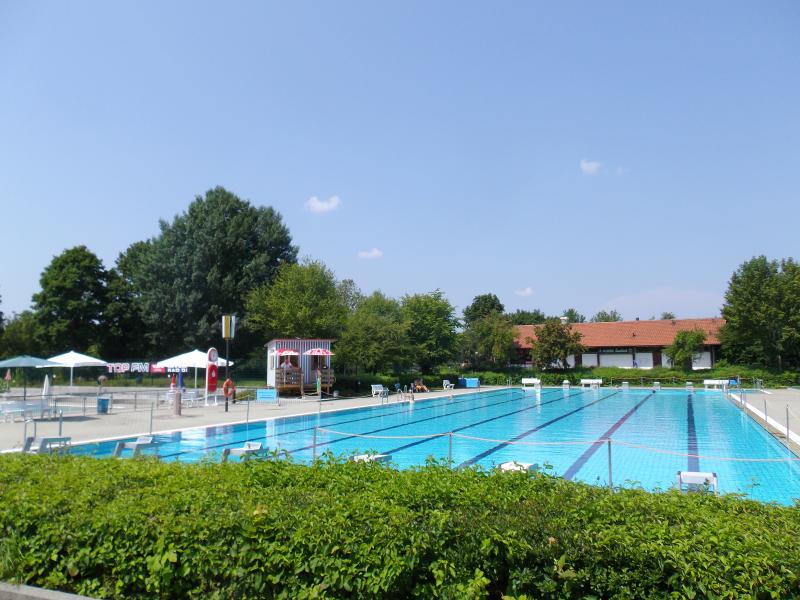 Das Freibad Mammendorf startet am kommenden Maifeiertag, 1. Mai um 10 Uhr in die Badesaison 2023. Die Mitarbeiter haben es trotz des wechselhaften Wetters im April geschafft, den Gästen das Bad nun wieder in seiner vollen Schönheit präsentieren zu können.