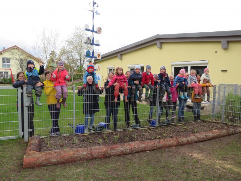 Schöngeising  – In Schöngeising blüht’s: Vergangene Woche legten die Vorschulkinder des Kinderhauses Amperzwerge zusammen mit ihren Eltern eine Blühfläche an. Die fünf- bis sechsjährigen Kindergartenkinder sollten dadurch die Welt der Honig- und Wildbienen spielerisch kennenlernen. 